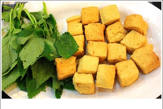 Rán đậu đừng vội đổ ngay vào chảo, cứ ngâm trong nước muối 5 phút là đậu giòn tan, ngon ngọt bất ngờ