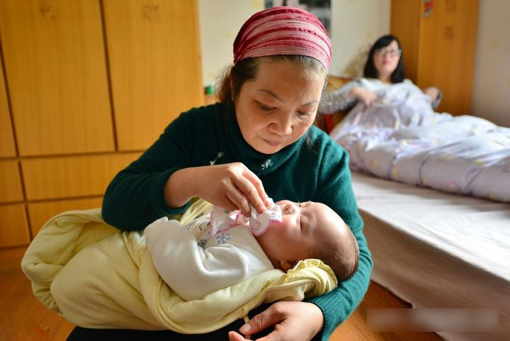 Nhà 5 đứa cháu trai mẹ vẫn nhận đứa trẻ bị bỏ rơi về chăm hơn cháu ruột, đến hôm tôi tắm cho nó thì mới hay-2