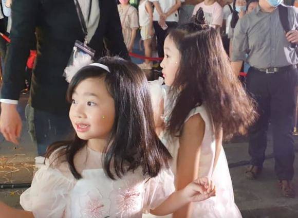 Lần hiếm hoi con gái Mai Phương đi dự sự kiện, bé cao lớn, xinh như thiên thần-3