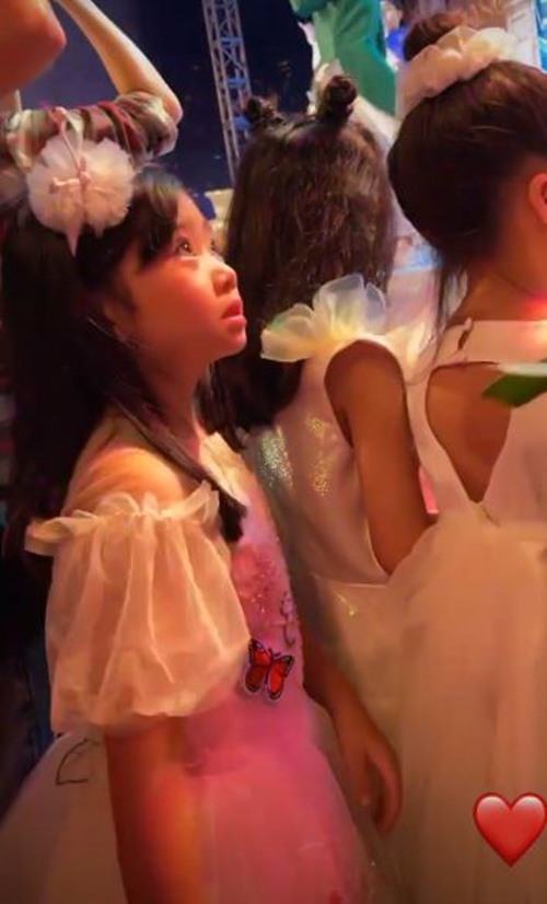 Lần hiếm hoi con gái Mai Phương đi dự sự kiện, bé cao lớn, xinh như thiên thần-5
