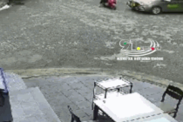 Người dân hợp sức nâng xe giải cứu 2 nữ sinh bị taxi cán trúng