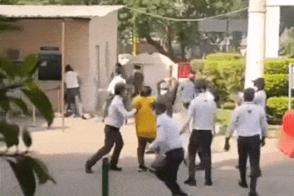 Ấn Độ: Bệnh viện quá tải, người bệnh chết trong phòng chờ, bác sĩ bị người nhà bệnh nhân đuổi đánh