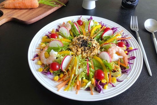 Mấy ngày nghỉ chị em đừng quên mỗi ngày ăn món salad này để giữ da căng dáng chuẩn nhé!