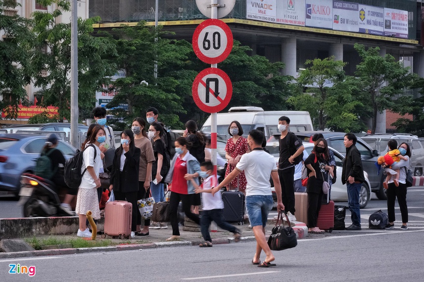 Ùn ùn về quê nghỉ lễ 30/4, cửa ngõ thành phố tê liệt-12