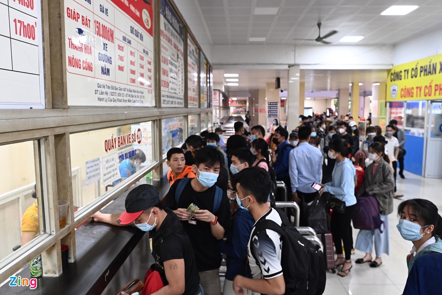 Ùn ùn về quê nghỉ lễ 30/4, cửa ngõ thành phố tê liệt-3