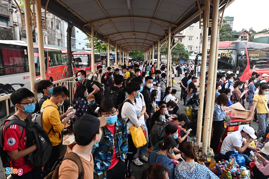 Ùn ùn về quê nghỉ lễ 30/4, cửa ngõ thành phố tê liệt-4