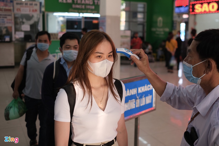 Ùn ùn về quê nghỉ lễ 30/4, cửa ngõ thành phố tê liệt-5