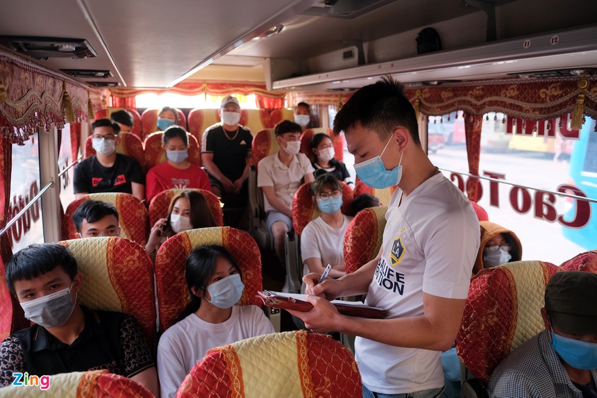 Ùn ùn về quê nghỉ lễ 30/4, cửa ngõ thành phố tê liệt-6