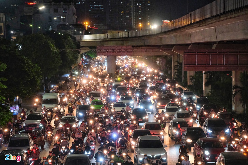 Ùn ùn về quê nghỉ lễ 30/4, cửa ngõ thành phố tê liệt-17