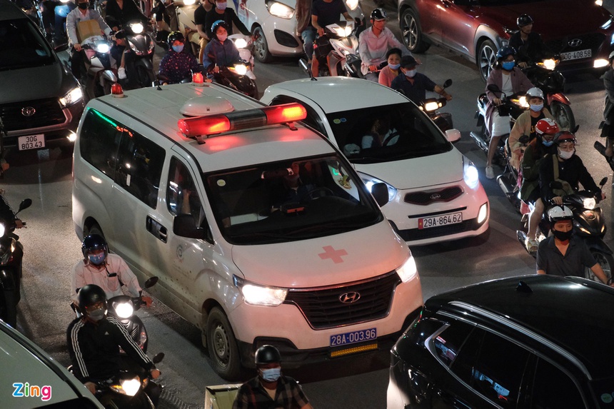 Ùn ùn về quê nghỉ lễ 30/4, cửa ngõ thành phố tê liệt-18