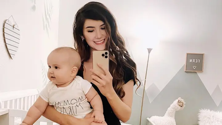 Tự tin phát biểu sữa mẹ chữa bách bệnh, mẹ trẻ cho con trai bốc đất ăn vã để chứng minh là mình đúng-1