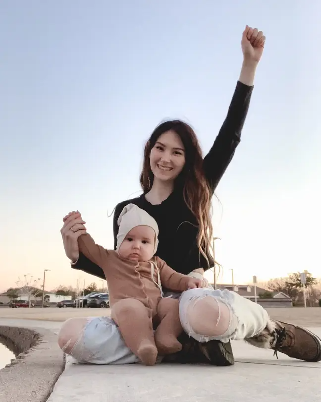 Tự tin phát biểu sữa mẹ chữa bách bệnh, mẹ trẻ cho con trai bốc đất ăn vã để chứng minh là mình đúng-3