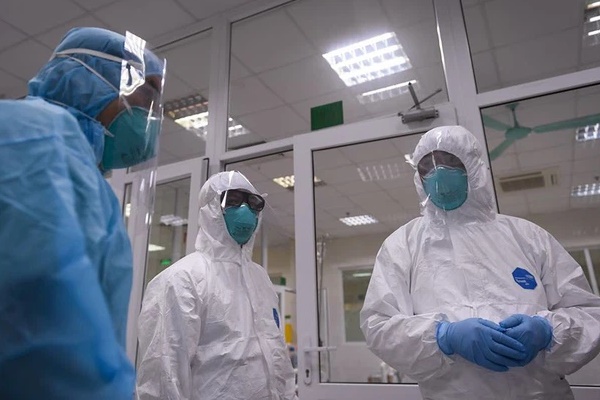 Bé gái 16 tháng tuổi chết trước cửa bệnh viện vì Covid-19 ở Ấn Độ, mẹ gào khóc cầu xin giúp đỡ nhưng không một cánh tay nào chìa ra-4