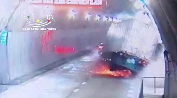 Xe đầu kéo mất lái đâm vào thành hầm Hải Vân, khoảnh khắc xảy ra sự cố khiến nhiều người bàng hoàng-1