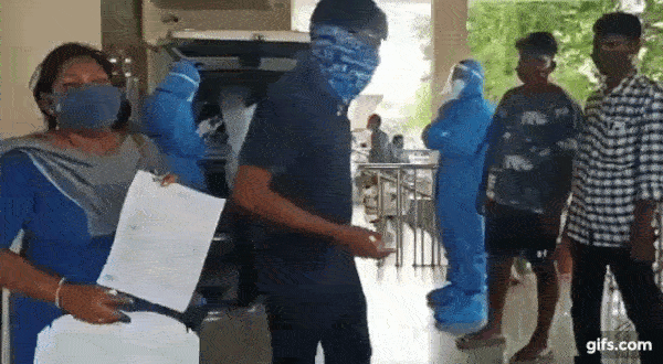 Bé gái 16 tháng tuổi chết trước cửa bệnh viện vì Covid-19 ở Ấn Độ, mẹ gào khóc cầu xin giúp đỡ nhưng không một cánh tay nào chìa ra-1