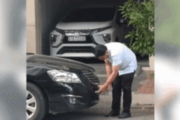 Dựng tóc gáy khoảnh khắc bé gái 3 tuổi bị cả cánh cửa sắt đổ sập vào người-1