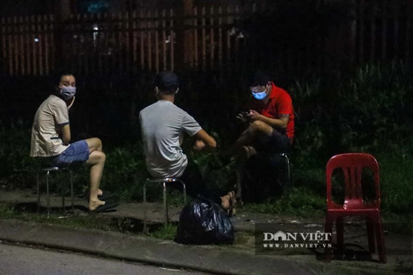 Những hình ảnh phong tỏa nhà trọ của ca dương tính Covid-19 ở Đông Anh ngay trong đêm-6