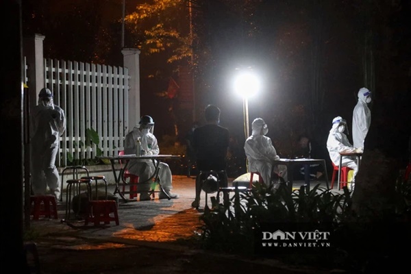 Những hình ảnh phong tỏa nhà trọ của ca dương tính Covid-19 ở Đông Anh ngay trong đêm-7