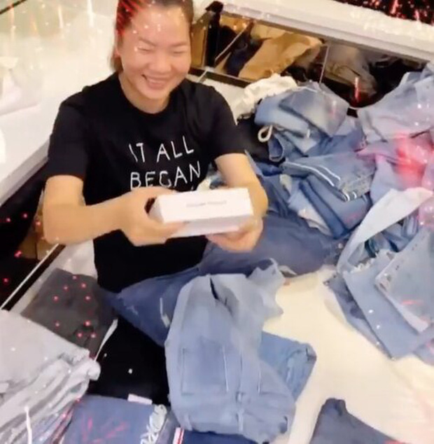 Thuý Kiều lại được Ngọc Trinh chiều chuộng, mua cả xe hơi xịn xò đợi trợ lý lên đập hộp?-3