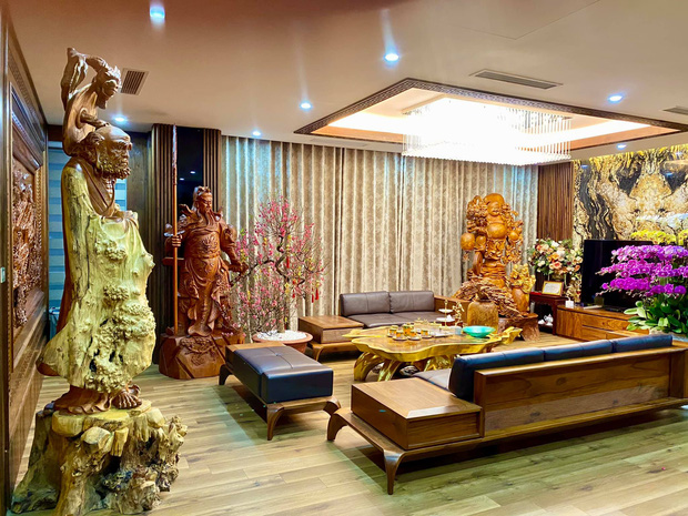 Nhà phố 450m2 của vợ chồng Hà Nội khiến dân tình loá mắt vì như biệt phủ gỗ, có món nặng đến mức 25 người khiêng-1