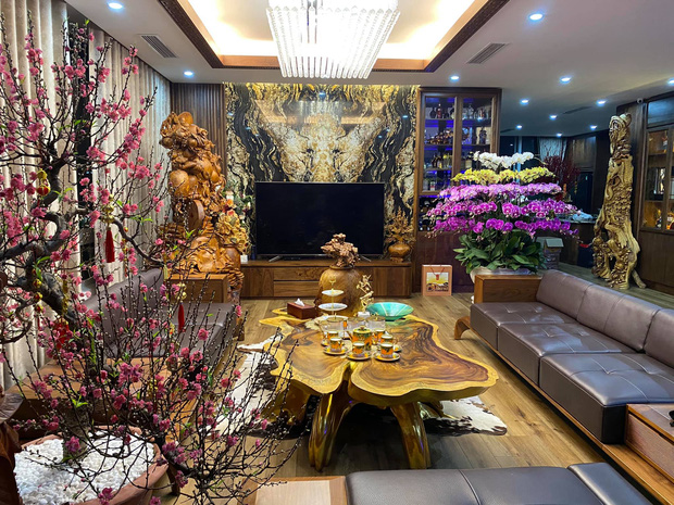 Nhà phố 450m2 của vợ chồng Hà Nội khiến dân tình loá mắt vì như biệt phủ gỗ, có món nặng đến mức 25 người khiêng-2