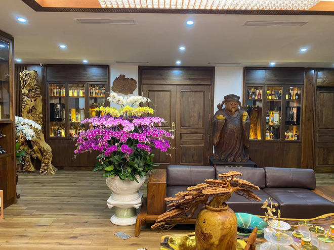 Nhà phố 450m2 của vợ chồng Hà Nội khiến dân tình loá mắt vì như biệt phủ gỗ, có món nặng đến mức 25 người khiêng-3