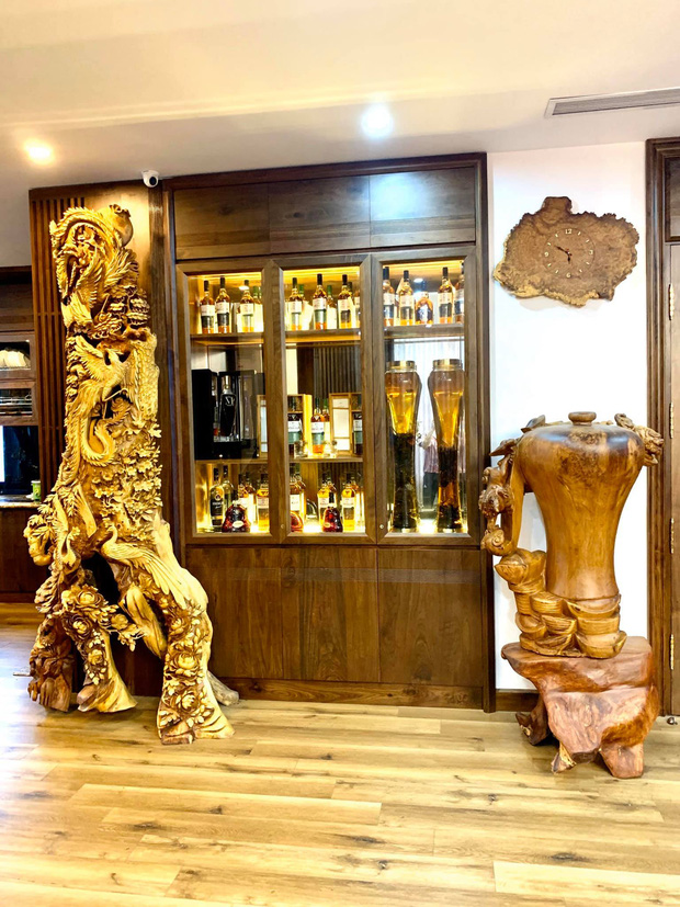 Nhà phố 450m2 của vợ chồng Hà Nội khiến dân tình loá mắt vì như biệt phủ gỗ, có món nặng đến mức 25 người khiêng-10