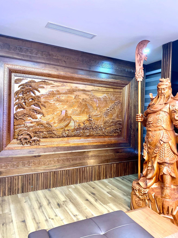 Nhà phố 450m2 của vợ chồng Hà Nội khiến dân tình loá mắt vì như biệt phủ gỗ, có món nặng đến mức 25 người khiêng-11