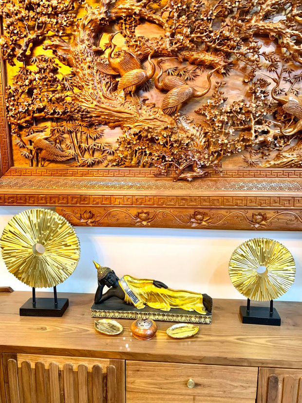 Nhà phố 450m2 của vợ chồng Hà Nội khiến dân tình loá mắt vì như biệt phủ gỗ, có món nặng đến mức 25 người khiêng-12