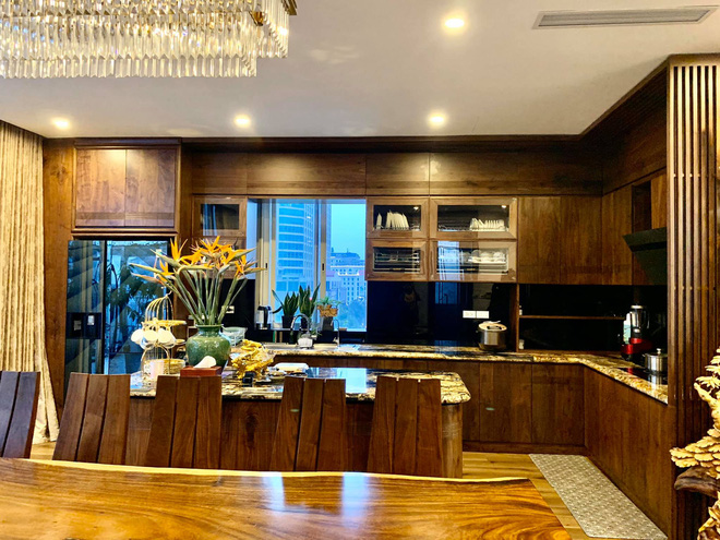 Nhà phố 450m2 của vợ chồng Hà Nội khiến dân tình loá mắt vì như biệt phủ gỗ, có món nặng đến mức 25 người khiêng-13