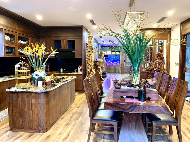 Nhà phố 450m2 của vợ chồng Hà Nội khiến dân tình loá mắt vì như biệt phủ gỗ, có món nặng đến mức 25 người khiêng-14