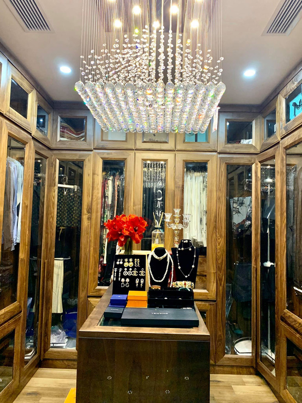 Nhà phố 450m2 của vợ chồng Hà Nội khiến dân tình loá mắt vì như biệt phủ gỗ, có món nặng đến mức 25 người khiêng-16