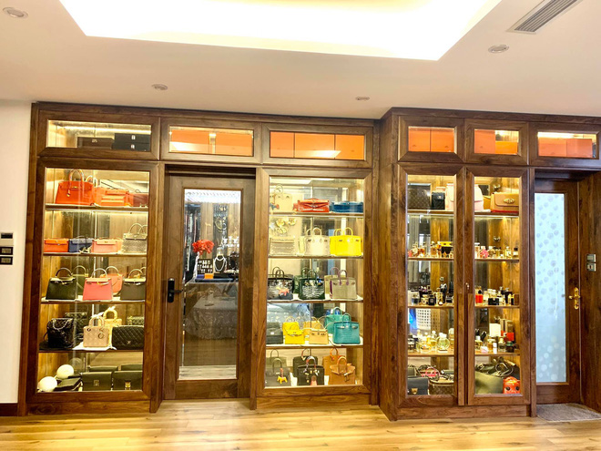 Nhà phố 450m2 của vợ chồng Hà Nội khiến dân tình loá mắt vì như biệt phủ gỗ, có món nặng đến mức 25 người khiêng-17