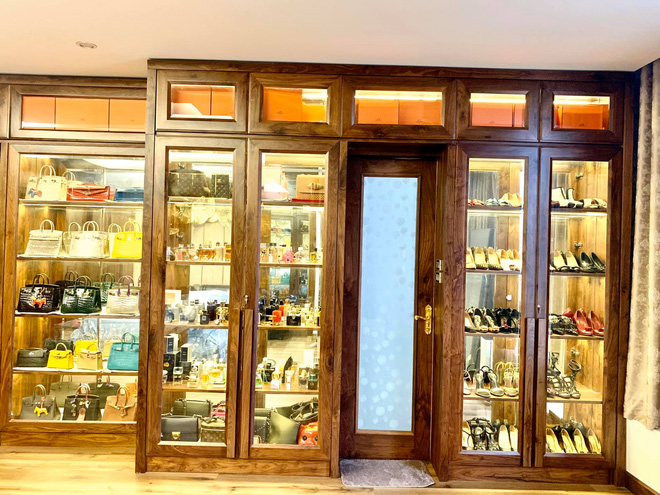 Nhà phố 450m2 của vợ chồng Hà Nội khiến dân tình loá mắt vì như biệt phủ gỗ, có món nặng đến mức 25 người khiêng-18