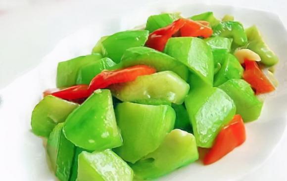 Khi xào mướp không nên cho dầu ăn trực tiếp, hướng dẫn cách làm ngon như ngoài hàng, mướp có màu xanh và không bị ra nước-1