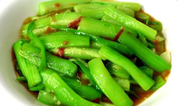 Khi xào mướp không nên cho dầu ăn trực tiếp, hướng dẫn cách làm ngon như ngoài hàng, mướp có màu xanh và không bị ra nước-2