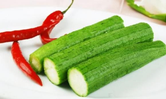 Khi xào mướp không nên cho dầu ăn trực tiếp, hướng dẫn cách làm ngon như ngoài hàng, mướp có màu xanh và không bị ra nước-3