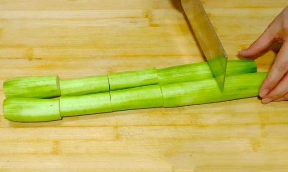 Khi xào mướp không nên cho dầu ăn trực tiếp, hướng dẫn cách làm ngon như ngoài hàng, mướp có màu xanh và không bị ra nước-4