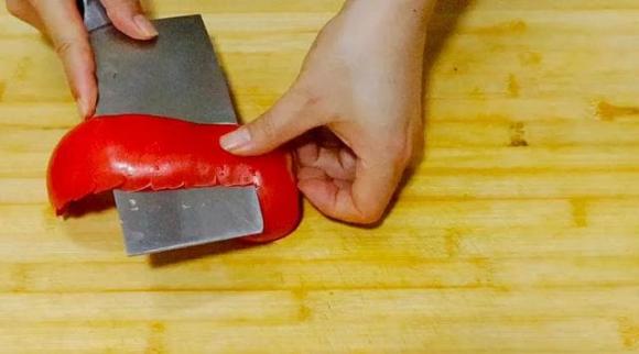 Khi xào mướp không nên cho dầu ăn trực tiếp, hướng dẫn cách làm ngon như ngoài hàng, mướp có màu xanh và không bị ra nước-5