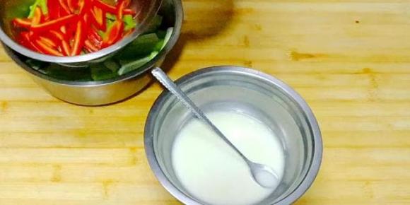 Khi xào mướp không nên cho dầu ăn trực tiếp, hướng dẫn cách làm ngon như ngoài hàng, mướp có màu xanh và không bị ra nước-6