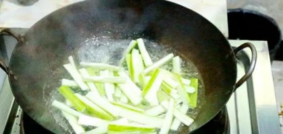 Khi xào mướp không nên cho dầu ăn trực tiếp, hướng dẫn cách làm ngon như ngoài hàng, mướp có màu xanh và không bị ra nước-7