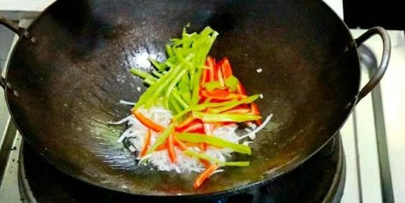 Khi xào mướp không nên cho dầu ăn trực tiếp, hướng dẫn cách làm ngon như ngoài hàng, mướp có màu xanh và không bị ra nước-8