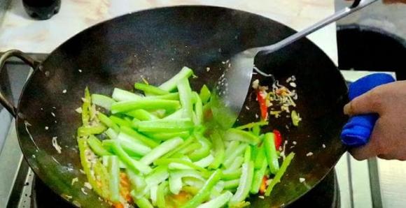Khi xào mướp không nên cho dầu ăn trực tiếp, hướng dẫn cách làm ngon như ngoài hàng, mướp có màu xanh và không bị ra nước-9