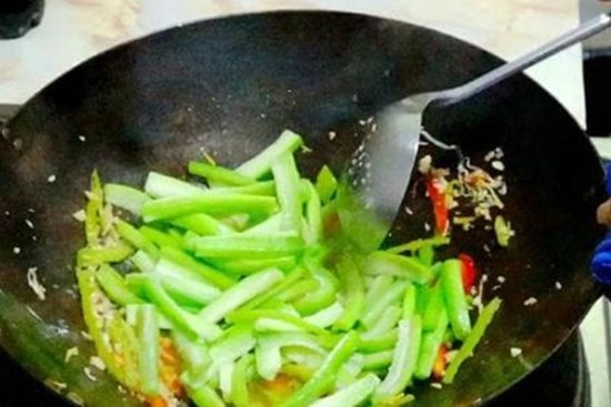 Khi xào mướp không nên cho dầu ăn trực tiếp, hướng dẫn cách làm ngon như ngoài hàng, mướp có màu xanh và không bị ra nước