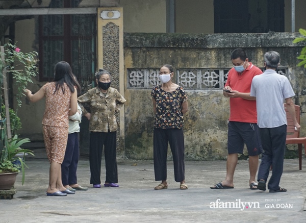 CẬN CẢNH: Hà Nội phong tỏa con ngõ nơi có ca dương tính SARS-CoV-2 mới nhất, người dân tự nguyện trở về nhà thực hiện cách ly tập trung-4