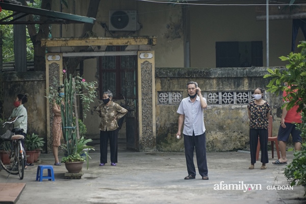 CẬN CẢNH: Hà Nội phong tỏa con ngõ nơi có ca dương tính SARS-CoV-2 mới nhất, người dân tự nguyện trở về nhà thực hiện cách ly tập trung-5