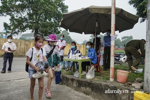 CẬN CẢNH: Hà Nội phong tỏa con ngõ nơi có ca dương tính SARS-CoV-2 mới nhất, người dân tự nguyện trở về nhà thực hiện cách ly tập trung-9