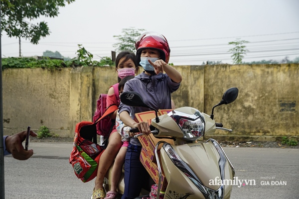CẬN CẢNH: Hà Nội phong tỏa con ngõ nơi có ca dương tính SARS-CoV-2 mới nhất, người dân tự nguyện trở về nhà thực hiện cách ly tập trung-10