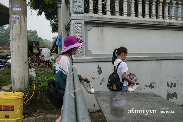 CẬN CẢNH: Hà Nội phong tỏa con ngõ nơi có ca dương tính SARS-CoV-2 mới nhất, người dân tự nguyện trở về nhà thực hiện cách ly tập trung-11