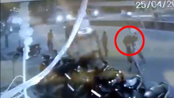 Hình ảnh gây sốc ở Ấn Độ: Người phụ nữ gục chết tại ga tàu vì Covid-19, chồng vác xác vợ chết trên vai tìm đến nơi hỏa táng-2